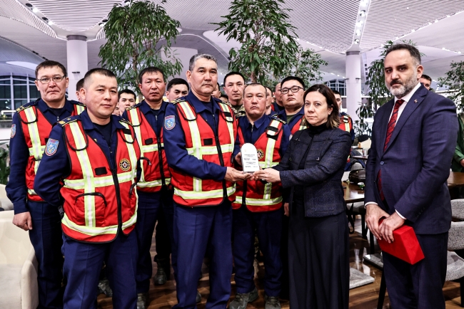 Kırgız arama kurtarma ekibi İstanbul Havalimanı'ndan ülkesine uğurlandı