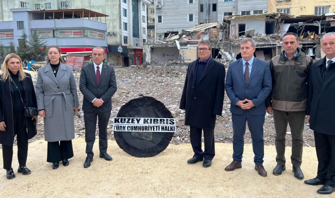 Başbakan Üstel, İsias Otel enkazına siyah çelenk bıraktı