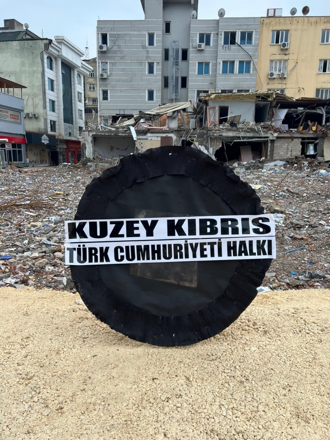 Başbakan Üstel, İsias Otel enkazına siyah çelenk bıraktı