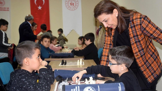 Karabük'teki depremzede çocuk ve gençlere satranç eğitimi veriliyor